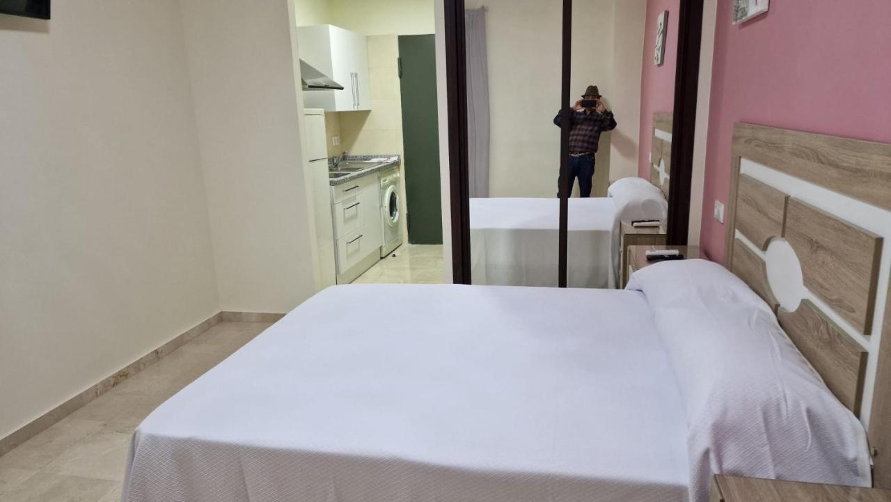 Hotel Nuevo Espartinas Bagian luar foto
