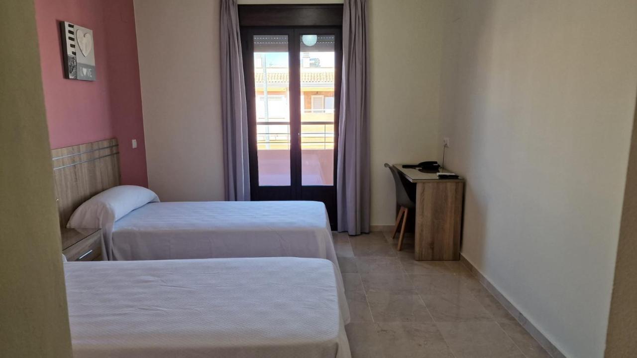 Hotel Nuevo Espartinas Bagian luar foto
